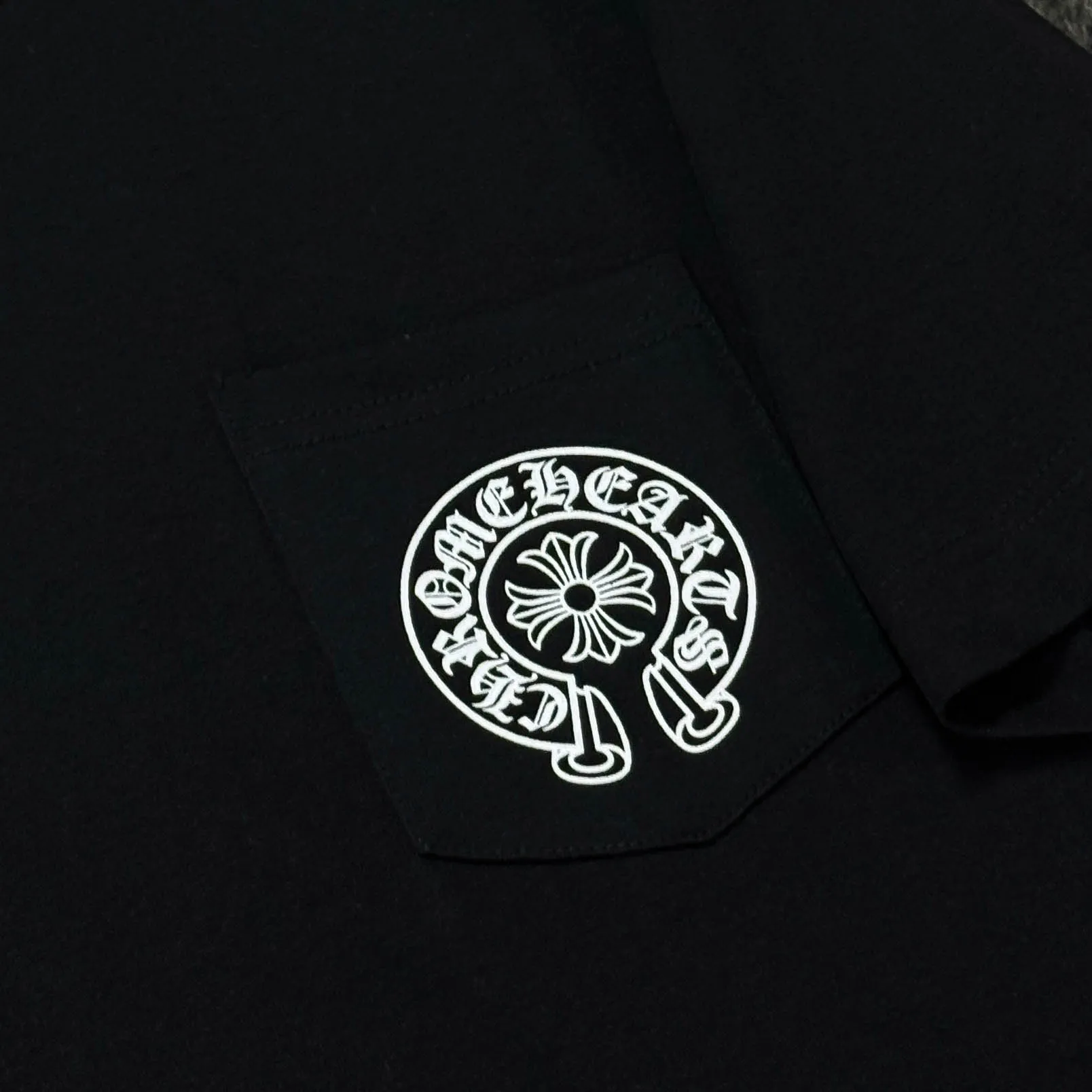 P180 Chrome Hearts Chrome Hearts 25 high version. The fabric is made of 300 grams of high-density cotton. It does not deform or shrink. It has three labels. It is the same style for men and women. Technology: Digital printing. Color: White. Black. SIZE: S-XL.